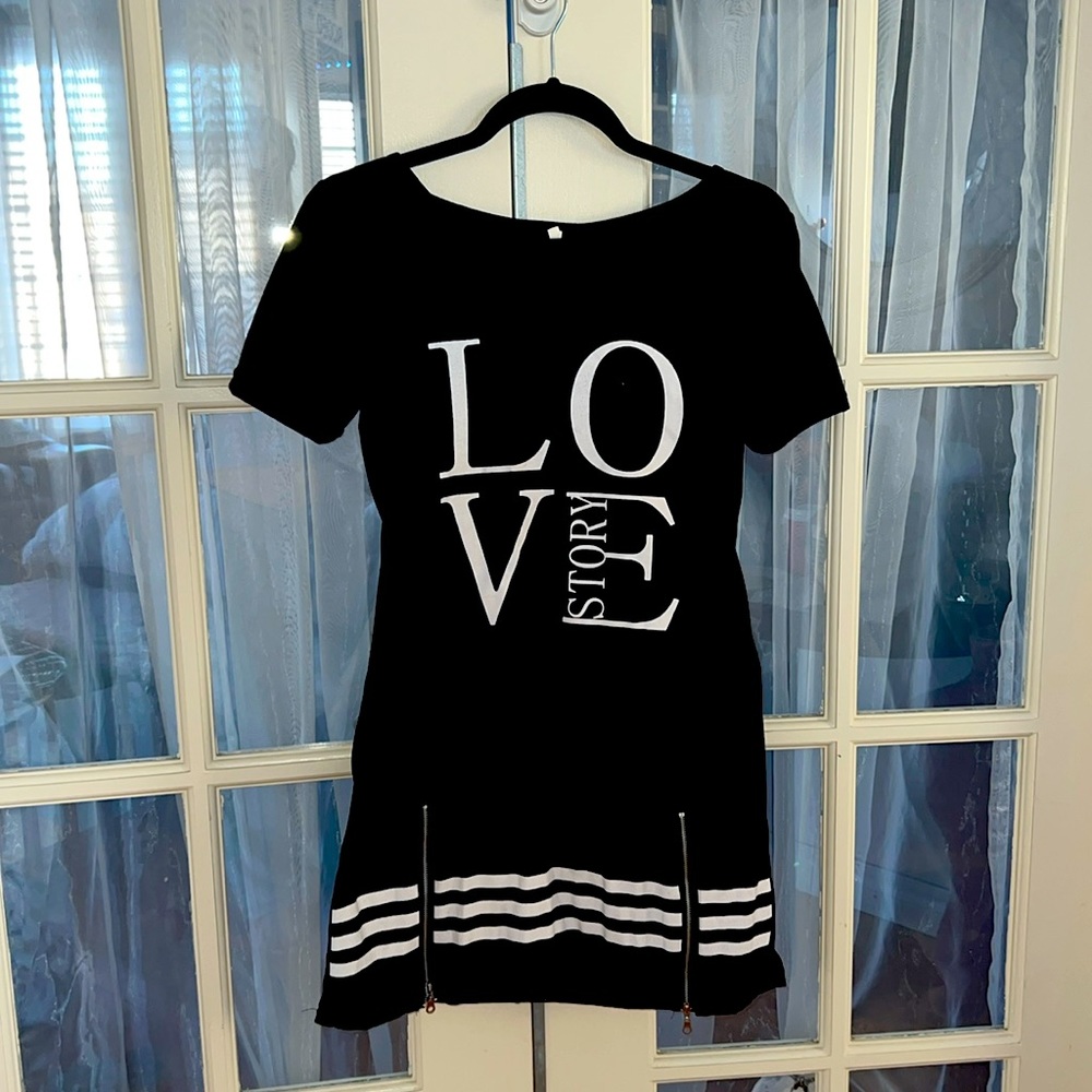 Short black t-shirt dress with zipper details at the bottom